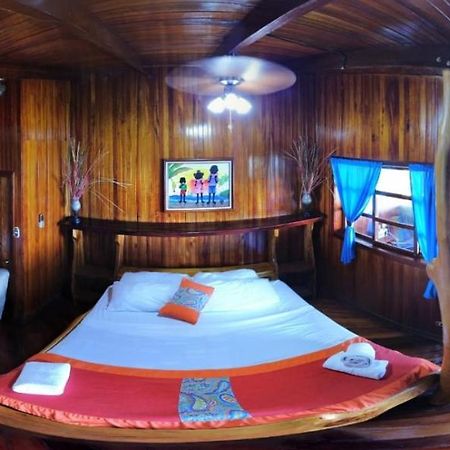 Hotel La Isla Inn Puerto Viejo de Talamanca Екстериор снимка