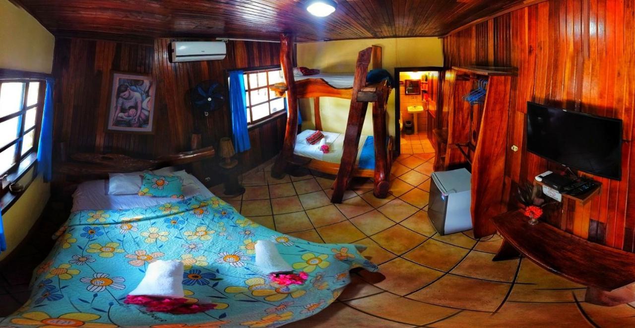 Hotel La Isla Inn Puerto Viejo de Talamanca Екстериор снимка