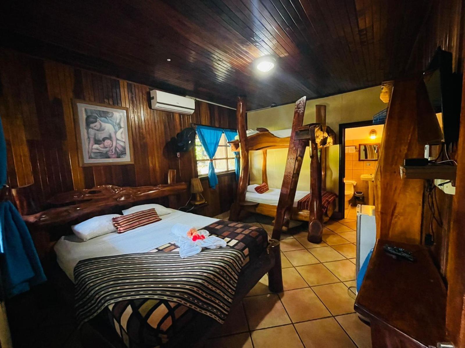 Hotel La Isla Inn Puerto Viejo de Talamanca Екстериор снимка