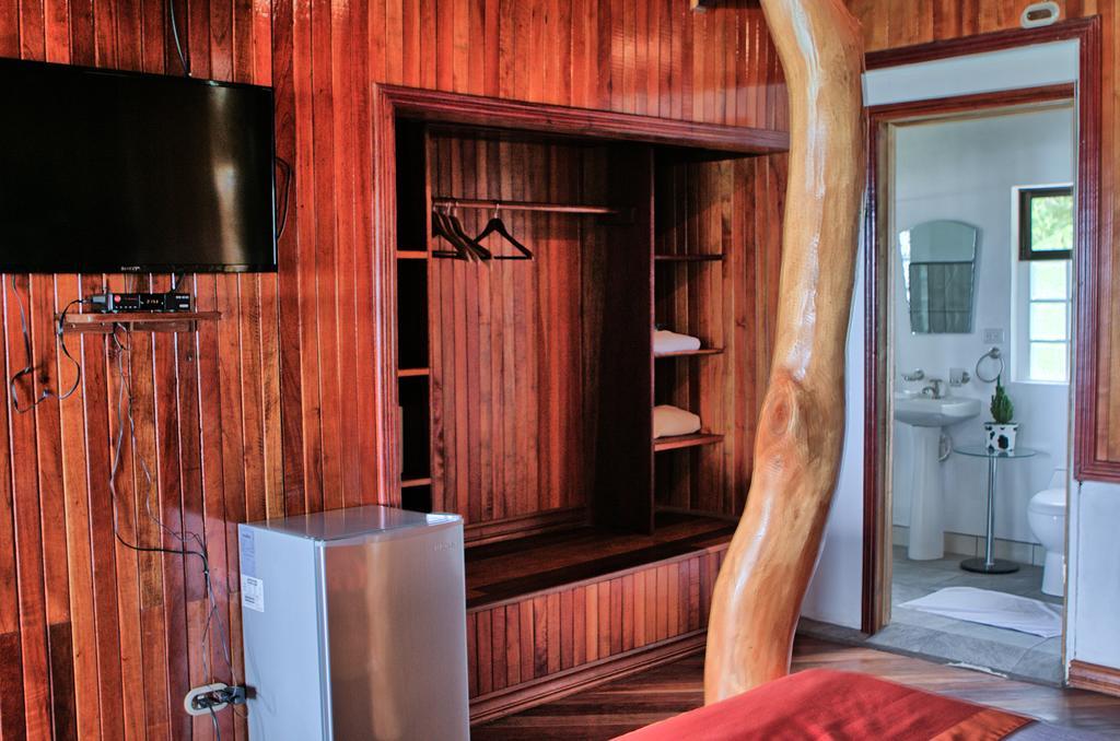 Hotel La Isla Inn Puerto Viejo de Talamanca Екстериор снимка