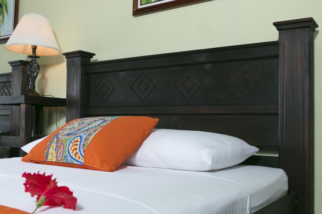 Hotel La Isla Inn Puerto Viejo de Talamanca Екстериор снимка