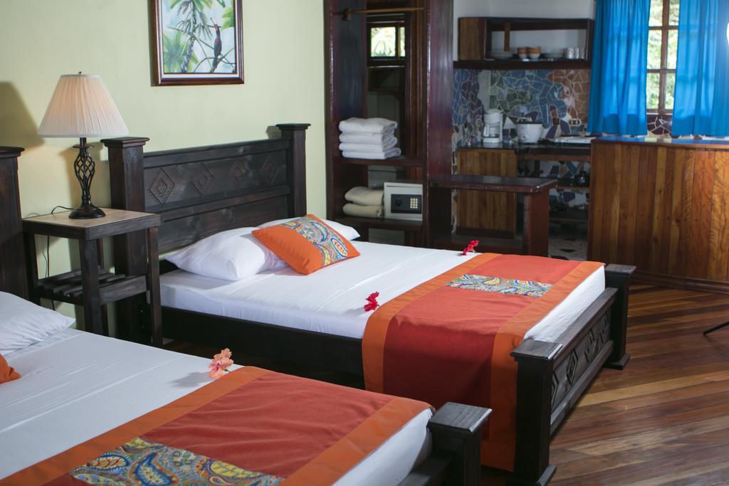 Hotel La Isla Inn Puerto Viejo de Talamanca Екстериор снимка