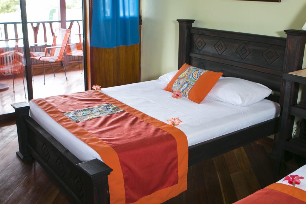 Hotel La Isla Inn Puerto Viejo de Talamanca Екстериор снимка