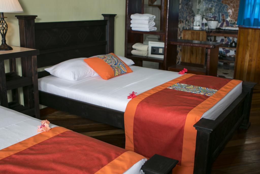 Hotel La Isla Inn Puerto Viejo de Talamanca Екстериор снимка
