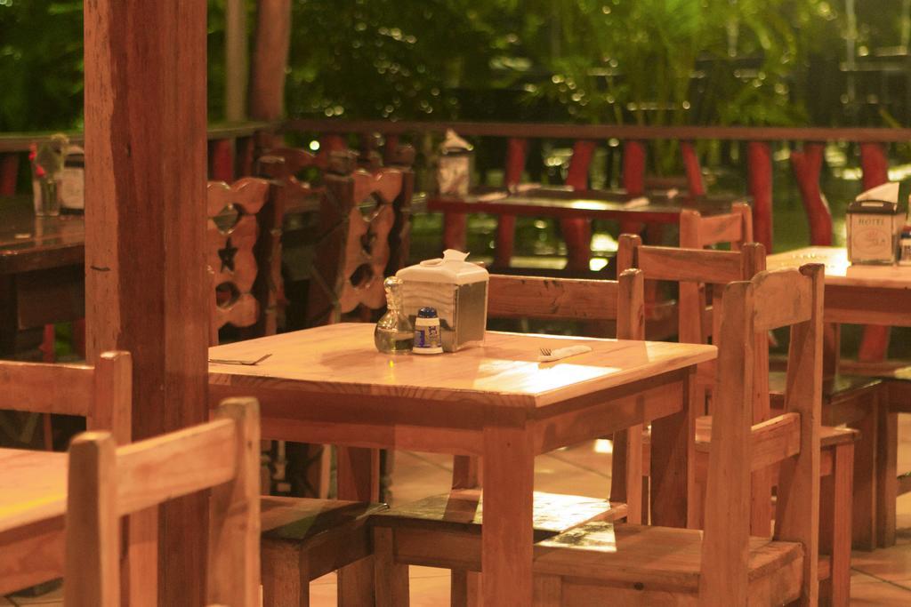 Hotel La Isla Inn Puerto Viejo de Talamanca Екстериор снимка