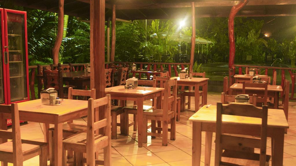 Hotel La Isla Inn Puerto Viejo de Talamanca Екстериор снимка